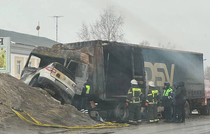 Водитель Volkswagen Tiguan погиб при столкновении с фурой на трассе «Тула – Новомосковск»