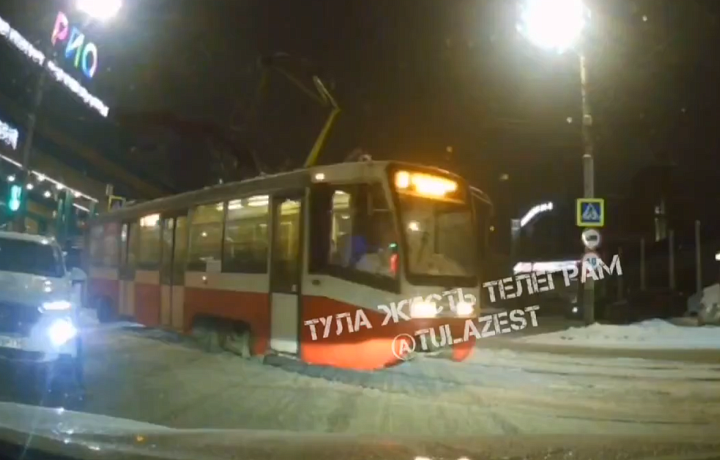 Момент схода с рельсов трамвая в Туле возле ТРЦ «РИО» попал на видео