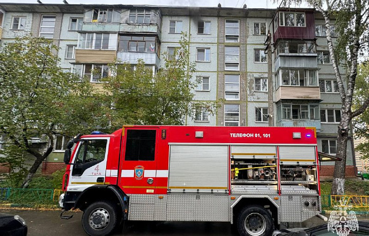 В Туле на улице Седова загорелась квартира в пятиэтажке, эвакуировали 15 жителей
