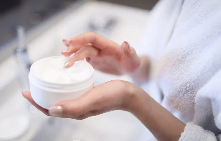 От сульфатов до формальдегида: что попадает на кожу через косметику и какие компоненты могут быть не безопасны – говорим с дерматологом