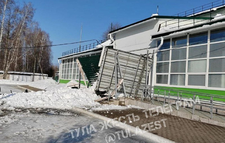 В Суворове обрушилась входная группа дворца спорта