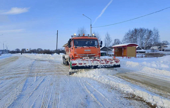 В Тульской области продолжают расчищать трассы от снега