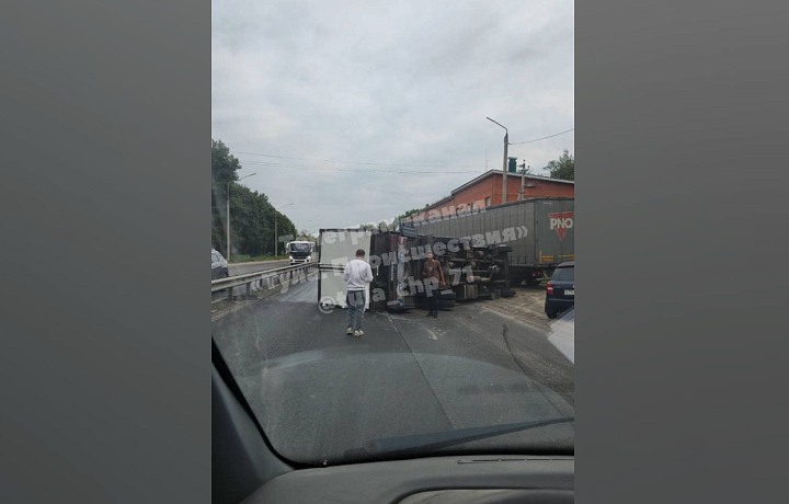 На Новомосковском шоссе Тулы перевернулась газель