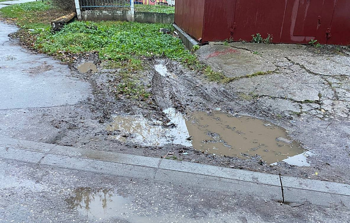 Либо в лужу, либо в грязь: жителям Мясново в Туле не нравится состояние пешеходной дорожки