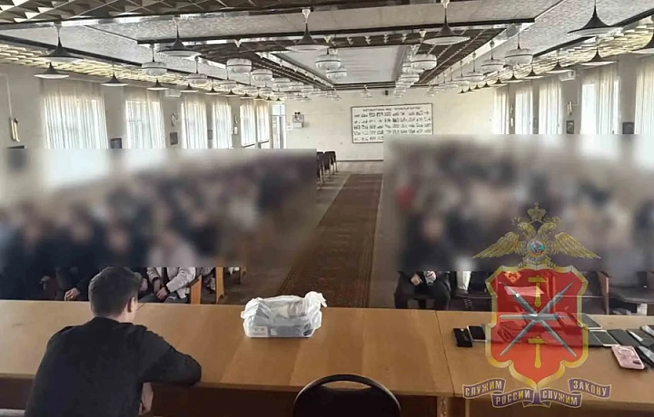 В Новомосковске полицейские выдворили двоих мигрантов из России за нарушения