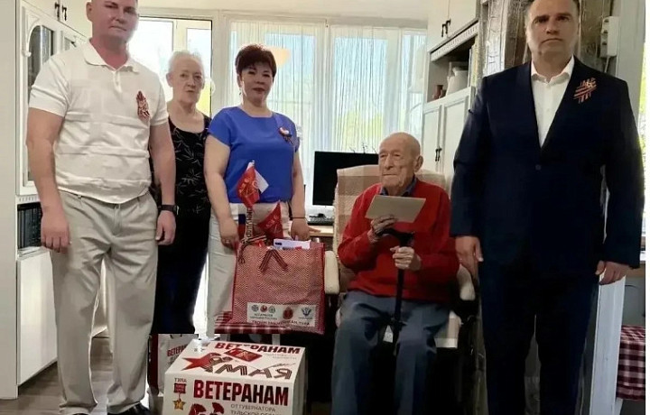В Туле поздравили участника ВОВ Афанасия Белова с наступающим Днём Победы