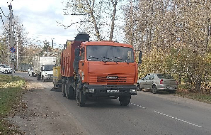 На улицах Тулы продолжают убирать дороги и тротуары 4 октября