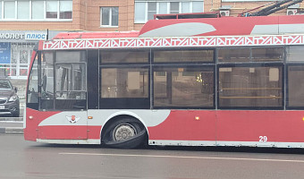 В Туле на улице Болдина у троллейбуса на ходу слетела покрышка