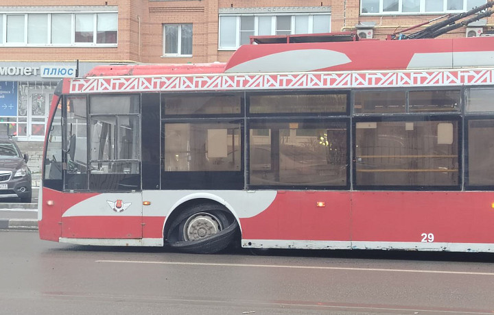 В Туле на улице Болдина у троллейбуса на ходу слетела покрышка
