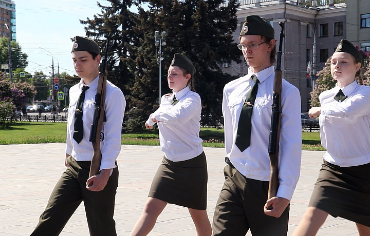 10 лет на посту: в Туле школьники рассказали, как проходит несение почётного караула у вечного огня