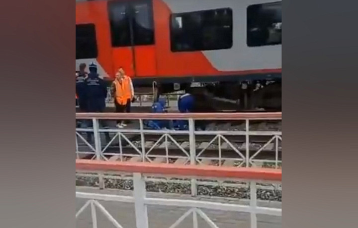 На железной дороге в Щекино 25-летняя девушка попала под поезд