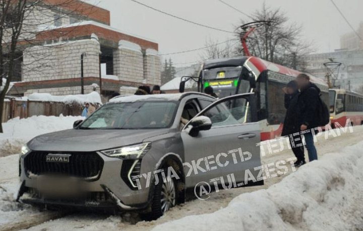 На улице Агеева в Туле остановилось движение трамваев из-за застрявшего на рельсах авто