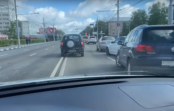 На проспекте Ленина в Туле столкнулись три автомобиля