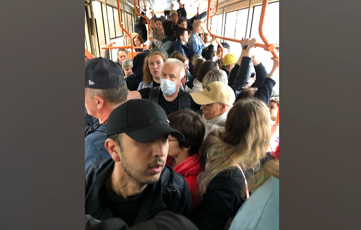 Туляки пожаловались на скопление пассажиров в трамвае на проспекте Ленина