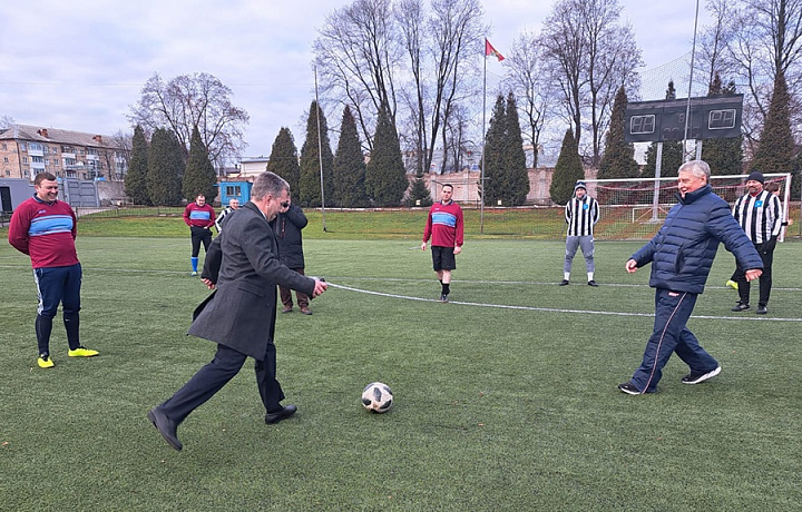 Сотрудники полиции Новомосковска играют в футбол