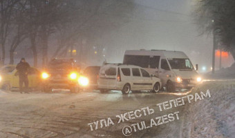 Внушительная пробка собралась на Новомосковском шоссе в Туле из-за ДТП