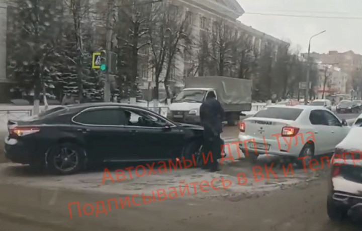 В Туле на проспекте Ленина произошло ДТП с участием учебного автомобиля