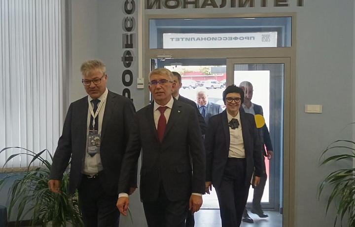 Дмитрий Миляев осмотрел новый кластер «Профессионалитета» по машиностроению в Туле