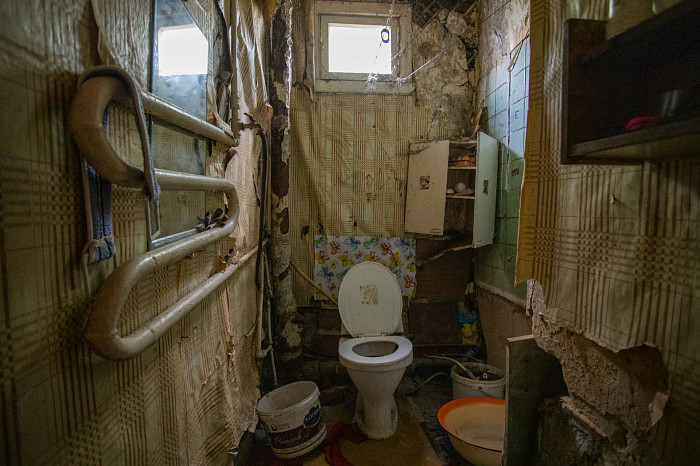 «Дыры в стенах закрываем куртками»: как жители аварийного дома в Щекинском районе пять лет ждут расселения