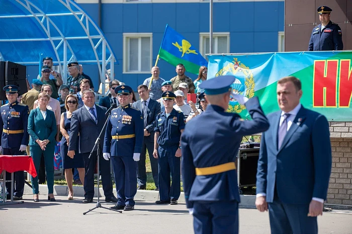Алексей Дюмин поздравил тульских десантников с Днем ВДВ