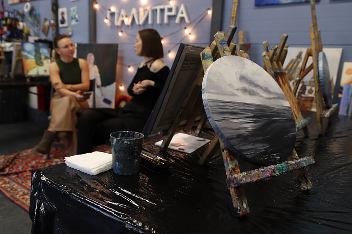 «Даже мужчины в рисовании раскрываются и получают кайф»: интервью с художницей Ксения Бондаренко, которая учит творить тех, кто раньше даже не держал в руке кисть