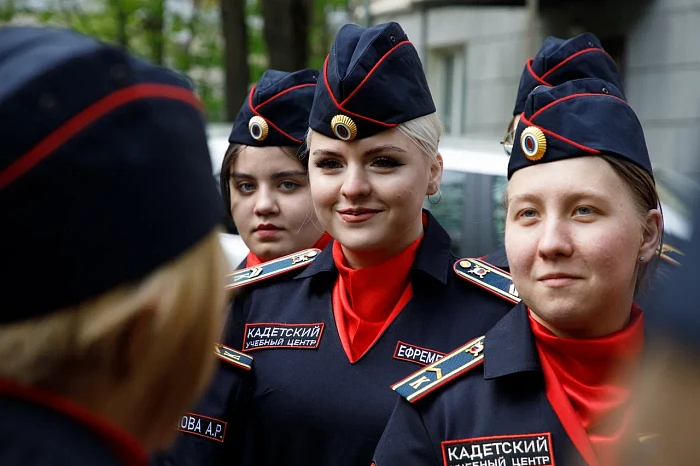 Тульские кадеты и студенты поздравили ветерана Великой Отечественной войны с наступающим Днем Победы