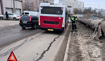 Тульские пожарные спасли сбитого пассажирским автобусом мужчину