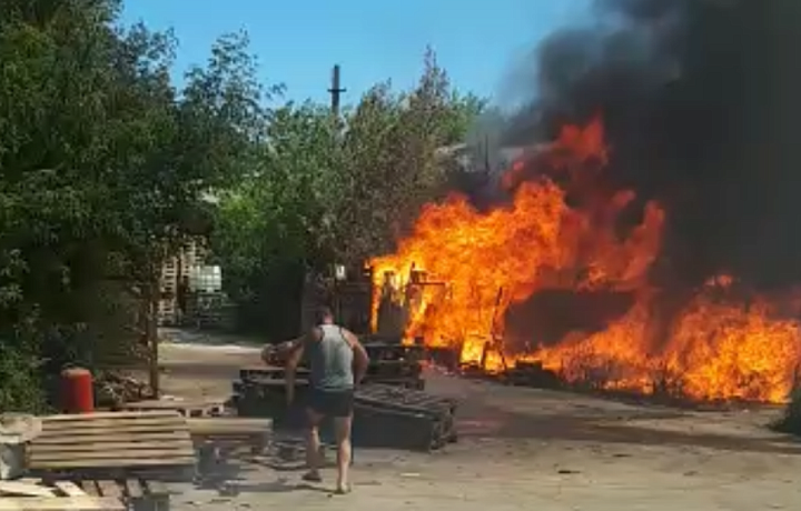 Навес с деревянными поддонами загорелся на одном из складов в Туле