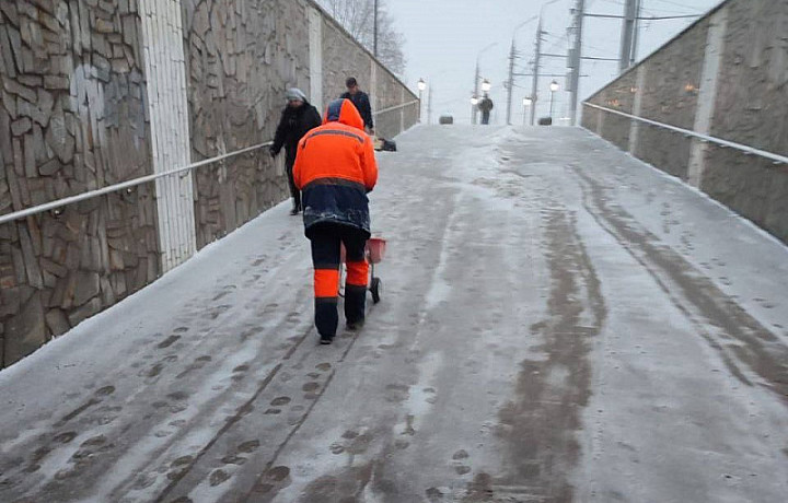 В Туле 8 декабря велась уборка подземных переходов от снега и наледи
