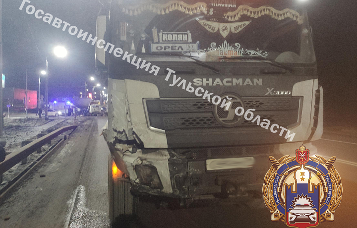 Мужчина и ребенок попали в больницу после столкновения «ГАЗели» с большегрузом в Веневском районе