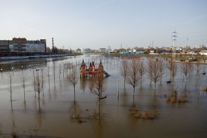Заплыв у детского городка, затопленное кафе и завораживающая водная гладь: фоторепортаж с набережной в центре Тулы