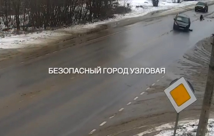 На камеру попал момент ДТП на ровном месте под Узловой