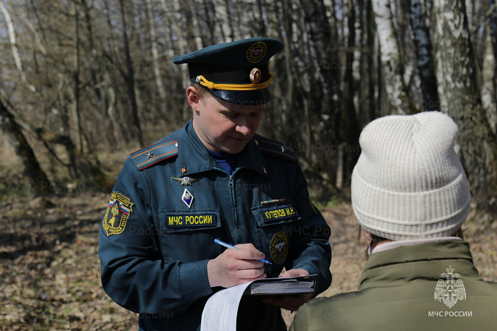 Сотрудники МЧС во время рейда в Туле поймали женщину, сжигавшую сухую траву
