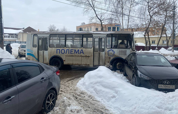 Автобус перекрыл улицу Сойфера в Туле после столкновения с легковушкой
