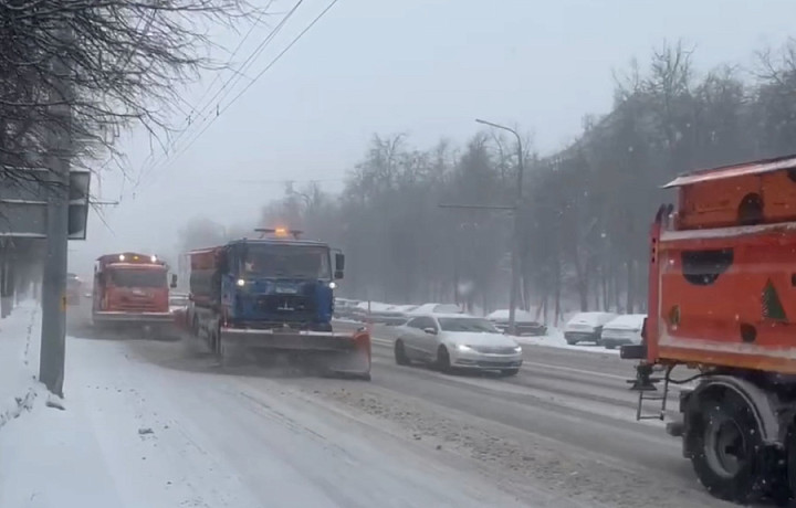 Около 300 рабочих и 300 единиц техники убирают последствия снегопада и метели в Туле