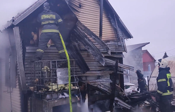 В тульском поселке Михалково огнеборцы не позволили пожару распространиться на другие дома