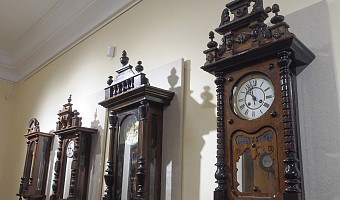 Туляков пригласили на выставку уникальных часов из полудрагоценных камней