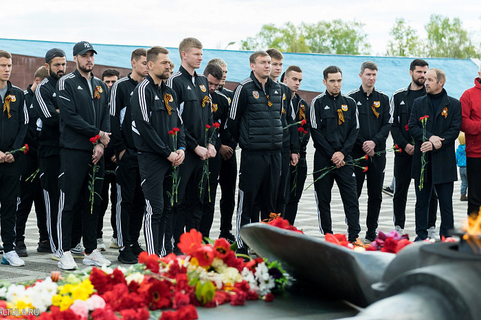 Футболисты «Арсенала» и волейболистки «Тулицы-2» возложили цветы к мемориалу «Защитникам неба Отечества»