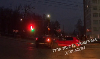 Момент утреннего ДТП на улице Рязанской в Туле попал на видео