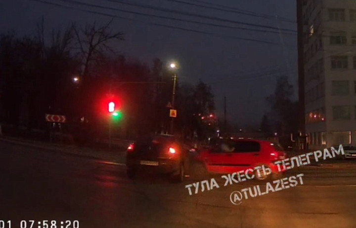Момент утреннего ДТП на улице Рязанской в Туле попал на видео