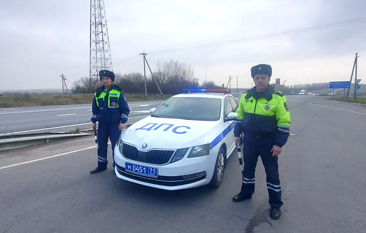 Тульские инспекторы ДПС помогли водителю большегруза из Курска на трассе М-2