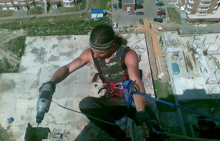 «Человек не боится высоты, человек боится упасть»: как работает промышленный альпинист?
