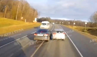 Иномарка едва не устроила массовое ДТП под Тулой из-за опасного обгона