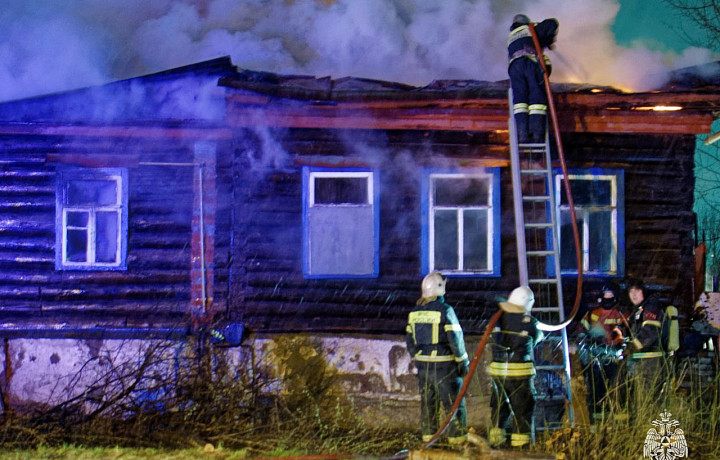 Ночью 13 апреля в тульском Заречье загорелась «заброшка»