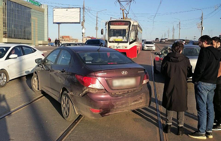 Две легковушки перекрыли движение трамваю на улице Демидовская плотина в Туле