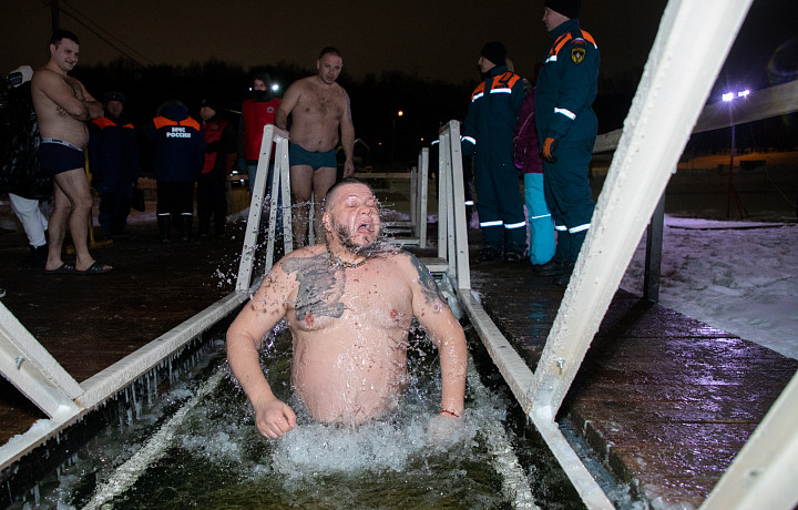 Можно ли после купания в проруби согреваться алкоголем: мнение врачей