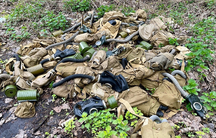 Жители Новомосковска нашли свалку противогазов и строительного мусора