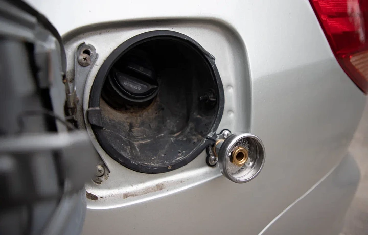 В Государственной Думе заявили, что удерживать низкие цены на бензин невозможно