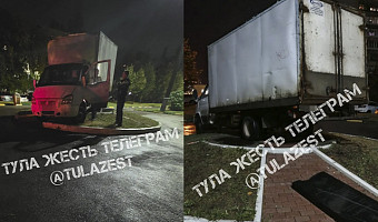 Водитель «Газели» снес стелу в честь 60-летия Победы на Аллее Памяти в Туле