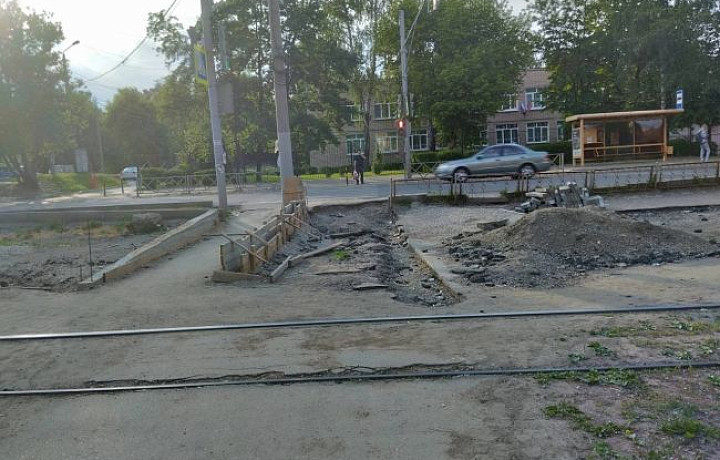 Туляки пожаловались на перекопанную остановку «Улица Баженова»